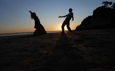 Danse libre improvisation contact — silhouettes au coucher du soleil